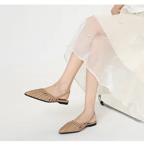 Vue détaillée de sandales plates slingback kaki à bout pointu avec rayures rétro