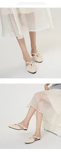 Eleganti sabot beige a punta quadrata con dettagli plissettati e cinturino intrecciato
