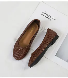 Dettaglio di eleganti ballerine intrecciate marroni con design traforato e traspirante