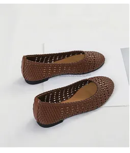 Vista dettagliata di alta qualità delle ballerine intrecciate marroni con trama traspirante