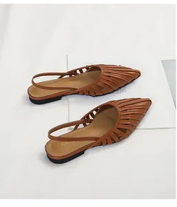 Vue de dessus de ballerines marron à bout pointu avec un design à rayures ajourées.