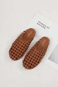Vista detallada de mules de cuero trenzado marrón con diseño calado