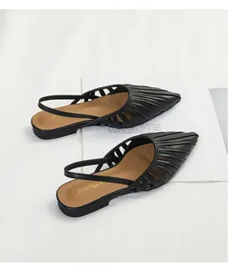 Sandales slingback noires pointues élégantes avec design plissé ajouré et semelles plates.