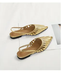 Sandales plates slingback dorées élégantes à bout pointu et motif à rayures ajourées