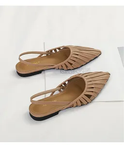 Gros plan sur la texture plissée rétro des ballerines pointues ajourées à bride