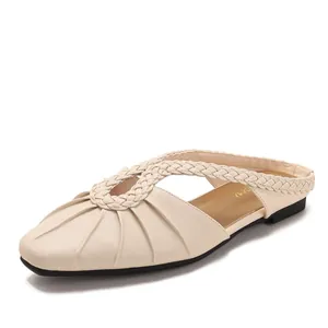 Eleganti sabot bassi beige a punta con tomaia a pieghe e dettaglio cinturino intrecciato.