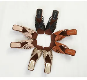 Eleganti sandali a listini con punta quadrata nei colori nero, beige, marrone e oro.