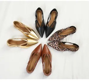 Schicke spitze Ballerinas in Leopardenprint und Gold mit modischer Kreuzriemen-Schnalle.