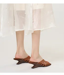 Eleganti sandali con cinturino marrone in stile francese e tacco a zeppa scolpito