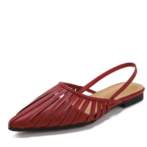 Sandales plates rouges à bout pointu ajourées avec bride arrière style vintage
