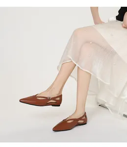 Elegante braune flache Schuhe mit spitzer Zehenpartie, Kreuzriemen und Schnalle