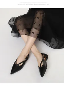 Elegante schwarze spitze Ballerinas mit Kreuzriemen und Schnalle für den täglichen Arbeitsweg