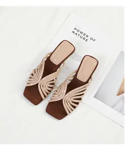 Sandali stile francese a punta quadrata con cinturini beige e suola in pelle scamosciata