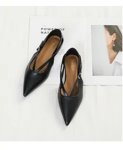 Elegante schwarze spitze flache Schuhe mit stilvollen Kreuzriemen und Schnallendetail.