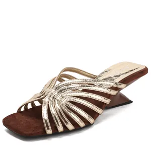 Eleganti sandali dorati con cinturini, punta quadrata e tacco scultoreo marrone da donna.