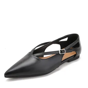 Elegante schwarze spitze flache Schuhe mit Kreuzriemen und modischen Ausschnitten