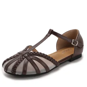 Scarpe piatte retrò marroni con rete, design a T e chiusura con fibbia.