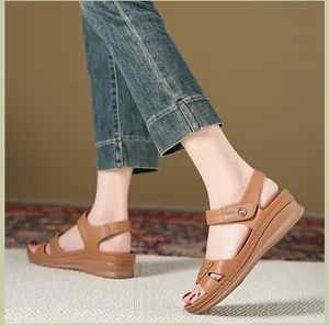 Sandales à plateforme marron confortables pour femmes avec boucles en métal chic.