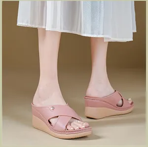 Sandales à talons compensés roses élégantes avec brides croisées et surpiqûres blanches