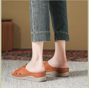 Vue latérale de sandales compensées pour femmes avec lanières cousues et plateforme.