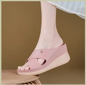 Vue détaillée de sandales compensées roses avec brides croisées et surpiqûres blanches