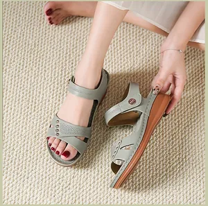 Sandales à talons compensés pour femmes en vert sauge avec détails cloutés
