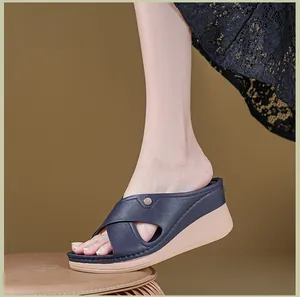Vue latérale détaillée de sandales compensées bleu marine avec bride croisée élégante.