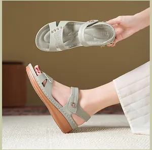 Vue détaillée de sandales compensées confortables avec boucle en métal et motif