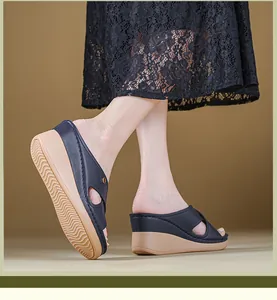 Vue détaillée des sandales compensées en cuir bleu marine avec semelle antidérapante beige
