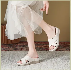 Sandales compensées blanches élégantes pour femmes avec brides croisées et semelle souple.