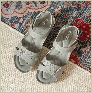 Vue détaillée de sandales compensées confortables pour femmes avec clous métalliques.