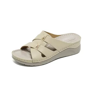 Eleganti sandali con zeppa beige da donna con design a fasce incrociate e suola morbida