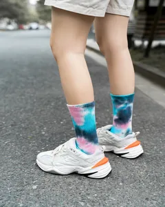 Vista dettagliata di calze tie-dye vivaci abbinate a massicce scarpe da ginnastica bianche