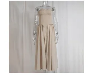 Vista detallada de un elegante vestido midi beige de estilo retro francés en un maniquí