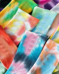 Dettaglio ravvicinato di vivaci motivi tie-dye colorati su calze sportive a coste