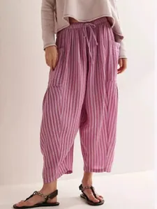 Pantaloni corti a righe in cotone e lino boho con vita elastica e tasche laterali