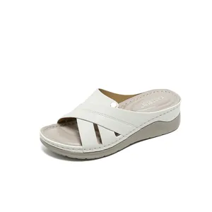Sandales compensées blanches confortables pour femmes avec brides croisées et semelle souple