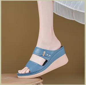 Vue latérale de sandales compensées en cuir bleu avec bouche de poisson et semelle