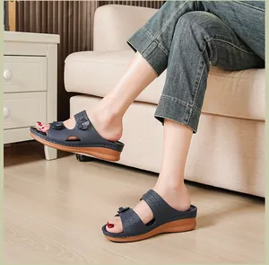 Damen Keilsandaletten in Marineblau mit dekorativen Blumen und bequemer offener Spitze