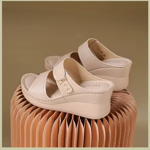 Détail des sandales compensées beige à bout ouvert avec boucle décorative