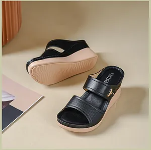 Vue détaillée de sandales compensées noires pour femmes avec brides texturées et semelle