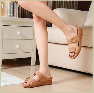 Elegante sandalen mit keilabsatz in hellbraun mit blumenapplikationen für damen im freien