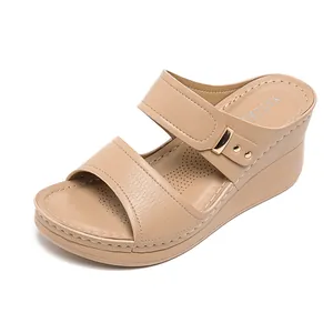 Sandales Compensées Femme Pantoufles à Plateau Bout Ouvert en Cuir PU Claquettes Avec Surpiqûres Boucle Métallique Chaussures de Plage