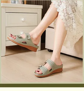 Detaillierte Nahaufnahme von Damen-Keilsandalen mit Blumendekor und salbeigrüner Oberfläche