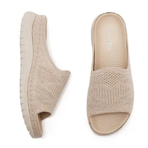 Detalle de sandalias de cuña de punto beige con suela gruesa y logotipo de SIKETU.