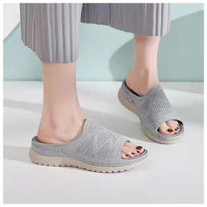 Detalle de sandalias de plataforma de punto gris con un cómodo diseño de punta abierta