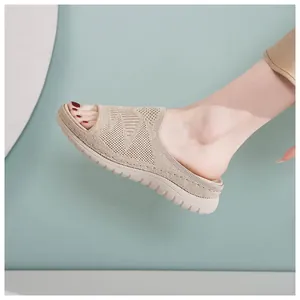 Primer plano de la sandalia beige de plataforma tejida con textura transpirable