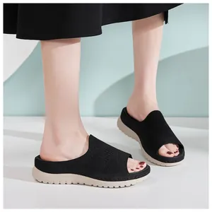Detalle de sandalias de plataforma de malla negra para mujer con un estilo deportivo