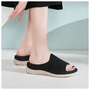 Detalle de las sandalias de punto negras para mujer con suela de plataforma gruesa.