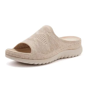 Vista detallada de sandalia de punto beige para mujer con suela gruesa y acolchada.